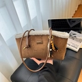 Borsa tote in camoscio marrone con bordo in ecopelliccia bianca e nappa di legno - Marrone