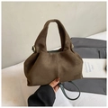 Dunkelbraune matte Wildleder-Beuteltasche mit modischer Faltenoptik und Goldbeschlägen - Grün