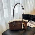 Borsa tote in pelle scamosciata marrone scuro con bordo in montone bianco e ciondolo - Marrone
