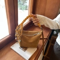 Borsa hobo in pelle scamosciata marrone con manico intrecciato e nappe di perline colorate - Cachi