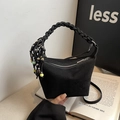 Borsa a mezzaluna in camoscio nero con manico intrecciato e nappe di perline - Nero