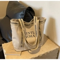 Dettaglio della borsa tote GENTLEWOMAN in tela su pietra che mostra trama e logo - Beige
