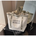 Dettaglio della borsa tote in tela con riflesso del logo Gentle Woman e manici rinforzati - Bianco Sporco