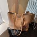 Große beige Shopper-Tasche mit Litchi-Textur und elegantem Quastenanhänger für Damen - Mit Anhänger / Khaki