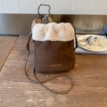 Sac seau en daim marron foncé avec bordure en peluche crème et broderie logo - Marron
