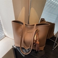 Braune Shopper-Tasche aus genarbtem Leder mit langen Fransen und Fashion-Plakette - Mit Anhänger / Braun
