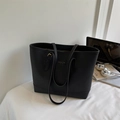 Minimalist black tote bag with litchi grain texture and metallic fashion tag detail - No Pendant / Black