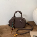 Dettaglio borsa in pelle color caffè con tracolla e ciondolo a fragola unico - Con Ciondolo / Marrone
