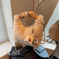 Borsa chic in ecopelliccia beige con manico a scrunchie e ciondolo a forma di stella - Cachi
