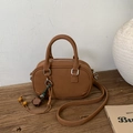 Dettaglio della borsa in pelle marrone con finiture argento e ciondolo in legno - Con Ciondolo / Marrone