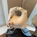 Borsa a mano in peluche bianco con manico in pelle arricciata e ciondolo a stella - Bianco
