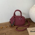 Dettaglio borsa a tracolla bordeaux opaca con portachiavi decorativo in legno - Con Ciondolo / Rosso