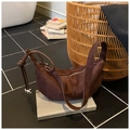 Detailansicht der Wildleder-Hobo-Tasche mit geknoteten Lederriemen und Silbermetallkugeln - Braun