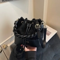 Sac seau noir pour femmes avec patchwork en daim, poignée tressée et cordon de serrage - Noir