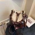 Sac seau minimaliste crème et café avec poignée tissée et bandoulière réglable - Blanc Cassé