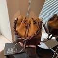 Sac seau en daim camel et cuir marron avec poignée tressée et détails dorés brillants - Marron
