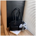 Dettaglio borsa sottobraccio in tela nera con doppie tasche e ciondolo a fiocco in pizzo - Scamosciato Nero (Con Ciondolo)