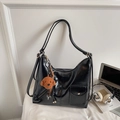 Zwarte hobo-tas van gewaxt leer met teddybeer hanger en twee riemen voor een retro look - Zwart