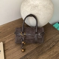 Borsa a tracolla in pelle scamosciata marrone scuro con cuciture e ciondolo a chiave - Marrone