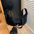 Schwarze matte Hobo-Tasche aus Wildleder mit Metallkugel und geknotetem Riemen - Schwarz