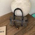 Mini borsa a mano in pelle scamosciata verde oliva con cinturini e ciondolo dorato - Verde
