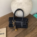 Elegante borsa a mano in pelle opaca nera con cuciture bianche e charm a campanellino - Nero