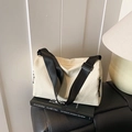 Elegante cremefarbene Nylon-Umhängetasche mit Gittermuster und breitem schwarzem Gurt - Gebrochenes Weiß