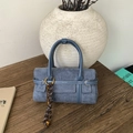 Borsa a tracolla blu-grigio opaco con nappina a sfera in metallo intrecciato su legno - Blu