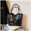 Bolso tote minimalista de cuero PU negro con un colgante de conejo en pata de gallo - Negro con colgante