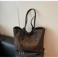 Detail der Wildleder-Einkaufstasche mit Leopardenmuster und schwarzen Trägern für Damen - Kaffeebraun