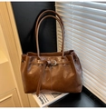 Dettaglio borsa shopper marrone vintage con fibbia decorativa e pelle opaca - Marrone