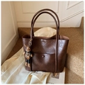 Bolso tote de cuero plisado marrón oscuro con asas largas y un colgante de conejo tejido - Café con Colgante