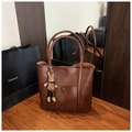 Bolso tote minimalista de cuero marrón con asas largas y un bonito colgante de conejo - Marrón con colgante