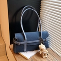 Borsa Boston in denim blu scuro con ciondolo a forma di orsetto e tracolla sottile - Con Ciondolo / Blu