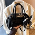 Borsa Boston nera lucida da donna con ciondolo a farfalla in perle e tracolla - Con Ciondolo / Nero