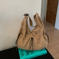 Grande borsa a tracolla kaki con coulisse in nylon casual con etichetta alla moda - Marrone