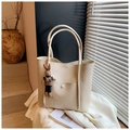 Bolso tote minimalista en cuero beige con dije de conejo y bolsillo con botón - Beige Con Amuleto