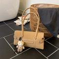 Borsa a spalla Boston in pelle scamosciata kaki con ciondolo a forma di orsetto - Con Ciondolo / Marrone