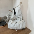 Grande borsa a tracolla in nylon bianco panna con coulisse ed etichetta tessuta fashion - Bianco Sporco
