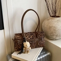 Borsa Boston leopardata con spalline marroni e un simpatico ciondolo a forma di orso - Con Ciondolo / Stampa leopardata