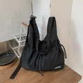 Borsa tote in nylon nero con coulisse e etichetta alla moda e ampi spallacci in tessuto - Nero