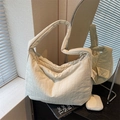 Beige Hobo-Tasche aus gewaschenem Stoff mit passendem Mini-Beutel und breitem Gurt - Gebrochenes Weiß