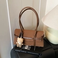 Borsa a spalla Boston marrone in pelle scamosciata con fibbia e ciondolo orsetto fashion - Con Ciondolo / Marrone
