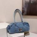 Borsa a spalla in denim blu medio con placca in metallo vintage e due manici - Azzurro