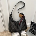 Bolso hobo grande de cuero negro con un lindo colgante de oso de peluche marrón y correas - Negro con colgante