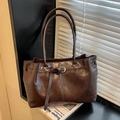 Borsa tote in ecopelle marrone scuro con fibbia argentata decorativa sulla parte anteriore - Marrone