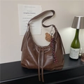 Bolso hobo vintage marrón con borla de cuero y decoración de amuleto de oso de peluche - Marrón con colgante