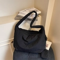 Schwarze gesteppte Hobo-Tasche aus gewaschenem Stoff mit Mini-Beutel und breitem Gurt - Schwarz
