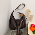Bolso de hombro hobo de media luna marrón oscuro con amuleto de oso y correa - Café con Colgante