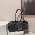 Borsa a cilindro in denim nero con placca d'argento e manici lunghi per sottobraccio - Nero